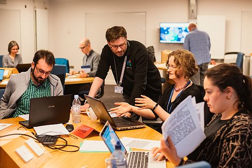 Wikimedian teaching a classroom